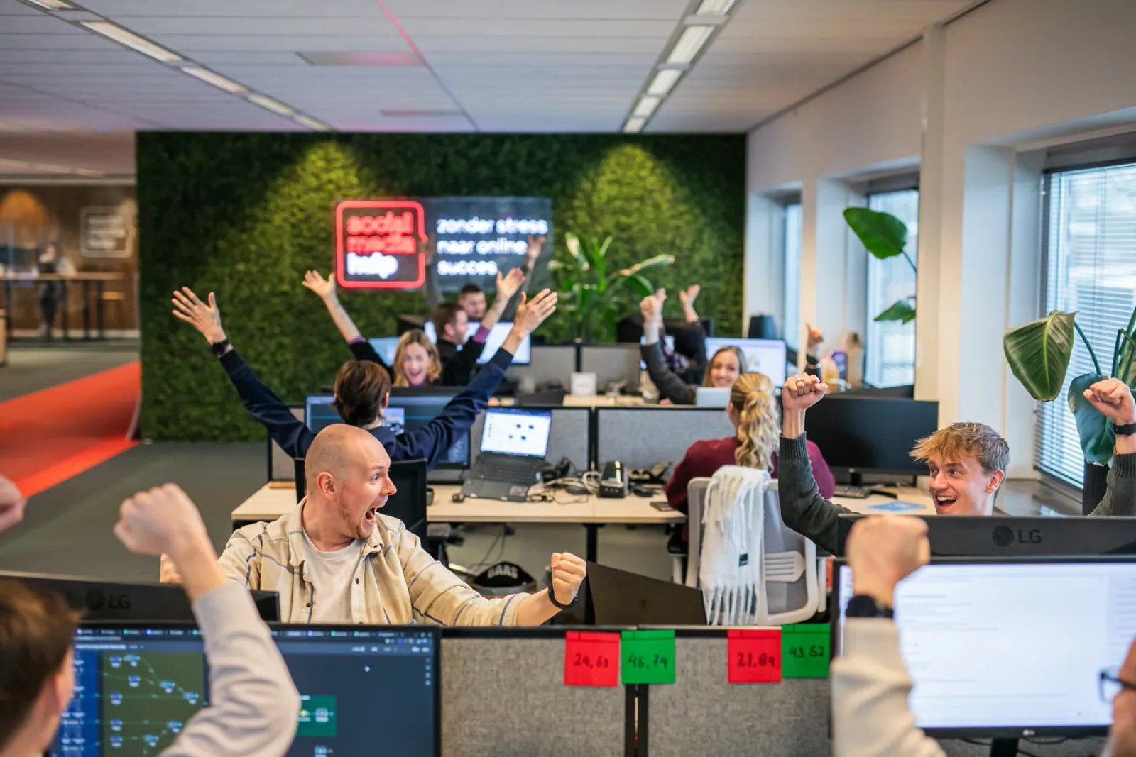 Het team van Social Media Hulp viert succes op kantoor